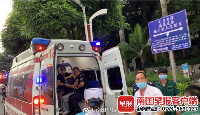 Phát hiện cặp đôi ngồi trong góc trạm tàu điện ngầm, tưởng cảnh yêu đương lãng mạn nhưng hóa ra là vụ uy hiếp nguy hiểm như phim hành động-3