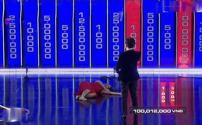 MC Cát Tường bị chỉ trích vì cởi giày, nằm ra sân khấu trên sóng truyền hình-1