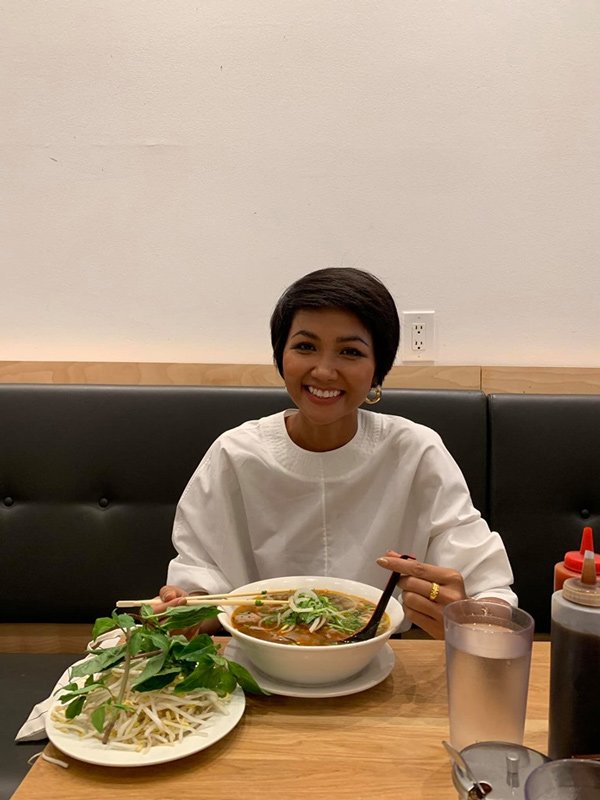 Ế show, Hoa hậu HHen Niê trổ tài tỉa lông mày cho bạn khiến ai cũng hoang mang-7