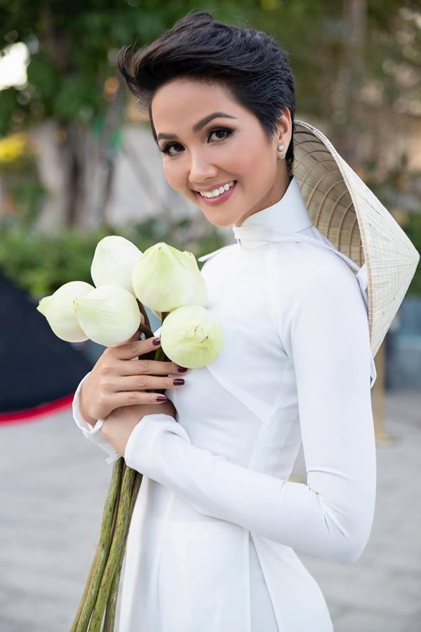 Ế show, Hoa hậu HHen Niê trổ tài tỉa lông mày cho bạn khiến ai cũng hoang mang-8