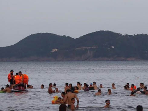 Clip: Thót tim cảnh công nhân bất chấp nguy hiểm băng ngang cao tốc Hà Nội - Bắc Giang-6