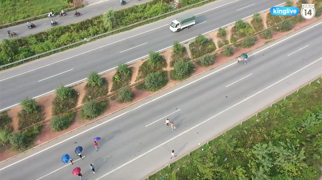 Clip: Thót tim cảnh công nhân bất chấp nguy hiểm băng ngang cao tốc Hà Nội - Bắc Giang-1