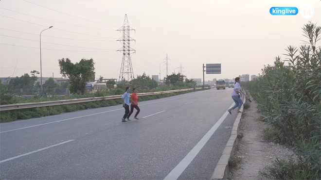 Clip: Thót tim cảnh công nhân bất chấp nguy hiểm băng ngang cao tốc Hà Nội - Bắc Giang-2