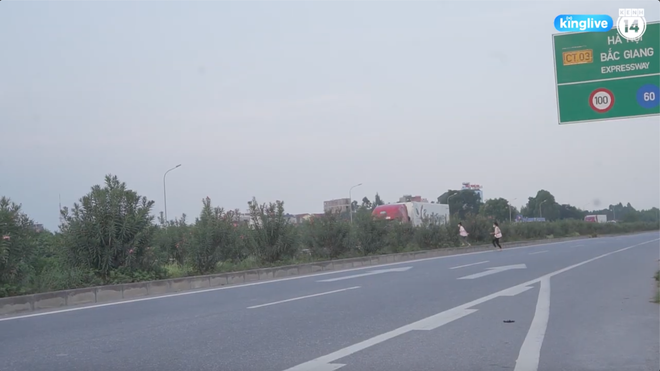 Clip: Thót tim cảnh công nhân bất chấp nguy hiểm băng ngang cao tốc Hà Nội - Bắc Giang-3