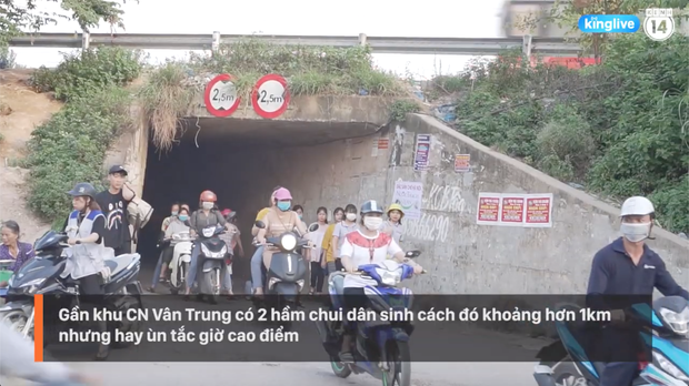 Clip: Thót tim cảnh công nhân bất chấp nguy hiểm băng ngang cao tốc Hà Nội - Bắc Giang-5