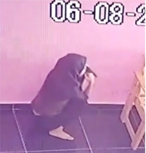 Cô gái trẻ hồn nhiên phóng uế trong cửa hàng giặt là dù nhà vệ sinh ở ngay bên cạnh-1