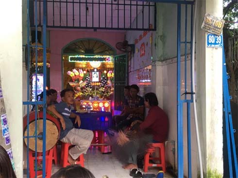 Nghi án người đàn ông bỏ lại xe đạp cùng nhiều đồ đạc rồi nhảy xuống hồ tự tử trong đêm-4