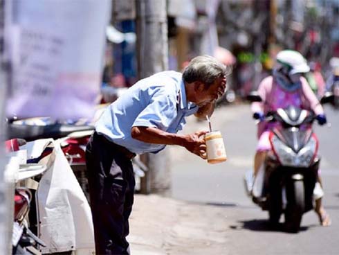 Xe ô tô đâm vào hai mẹ con rồi bỏ chạy, người dân vây kín 2 bên-2