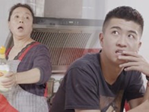 Chơi điện thoại mãi cũng chán, con trai muốn giúp mẹ làm bếp và cái kết