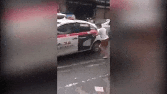 Cô gái làm loạn trên nóc taxi bị đuổi xuống, tài xế vừa tăng ga lại đuổi theo gây sự-2