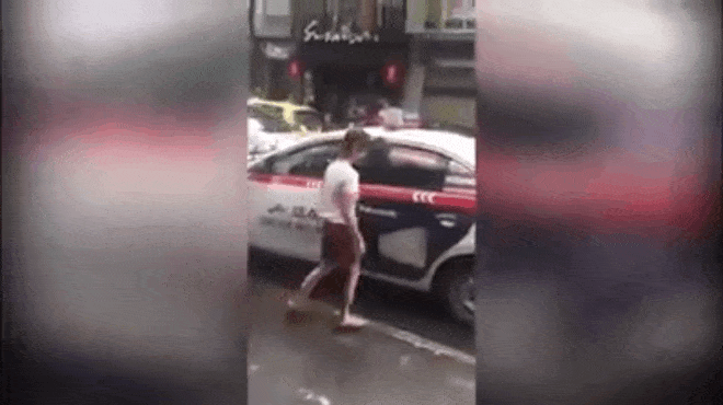 Cô gái làm loạn trên nóc taxi bị đuổi xuống, tài xế vừa tăng ga lại đuổi theo gây sự-3