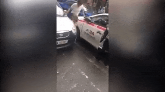 Cô gái làm loạn trên nóc taxi bị đuổi xuống, tài xế vừa tăng ga lại đuổi theo gây sự-4