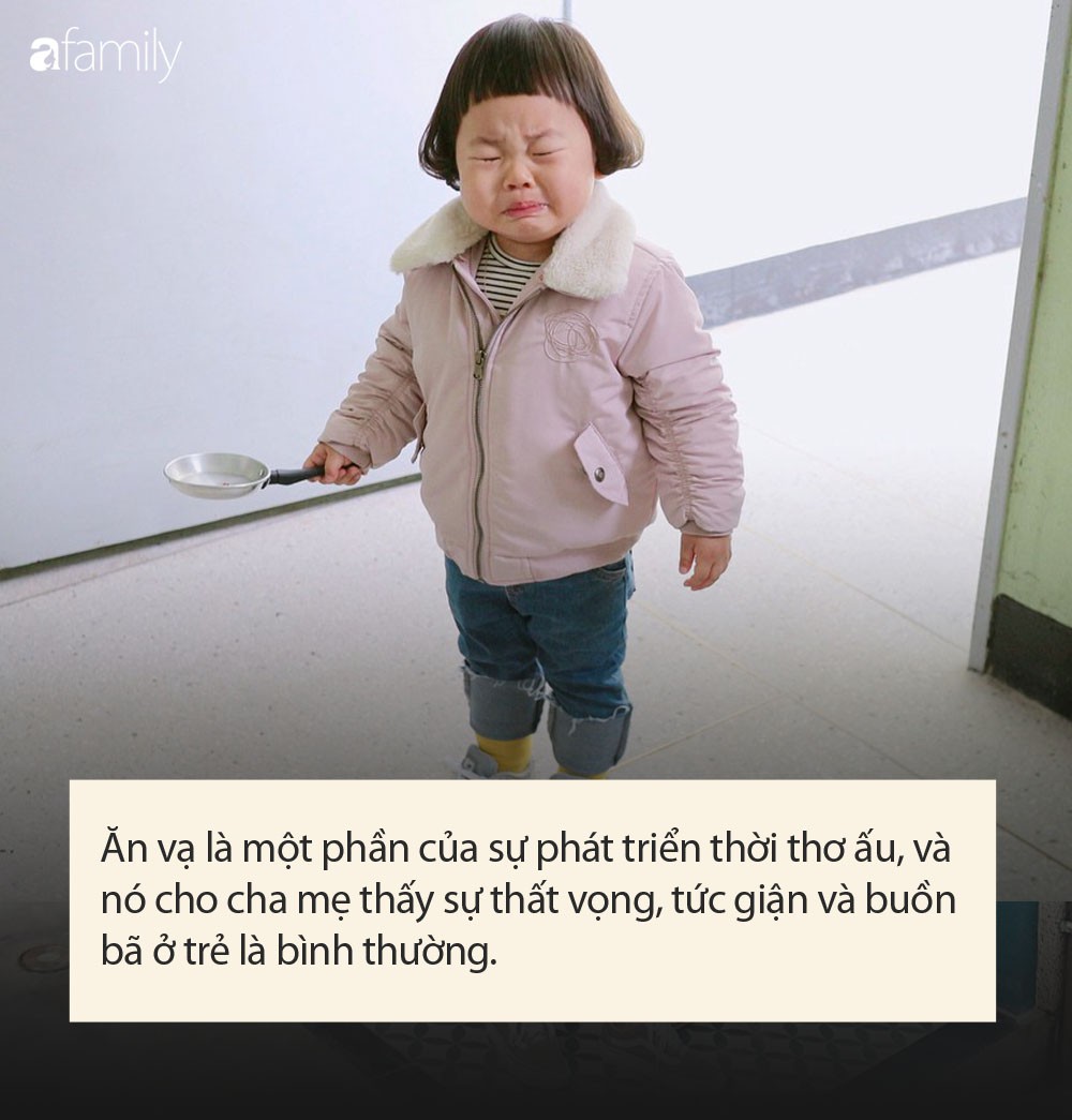 Con gào lên ăn vạ muốn được xem tivi, chẳng cần quát mắng, bà mẹ chỉ cần bình tĩnh làm điều này-1