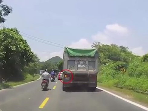 Xi nhan phải không cho vượt, hành động của tài xế xe ben gây cảm kích