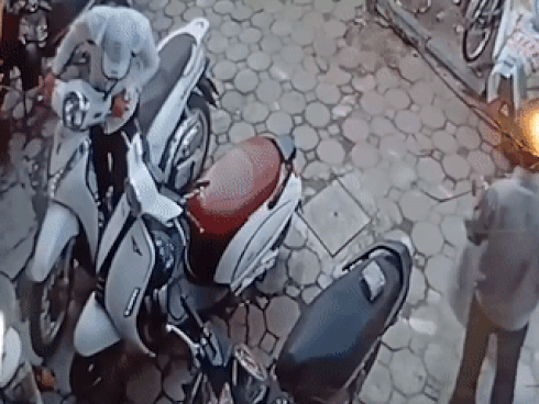 Giao hàng đến cửa nhà, shipper tiện tay cuỗm luôn xe đạp-1