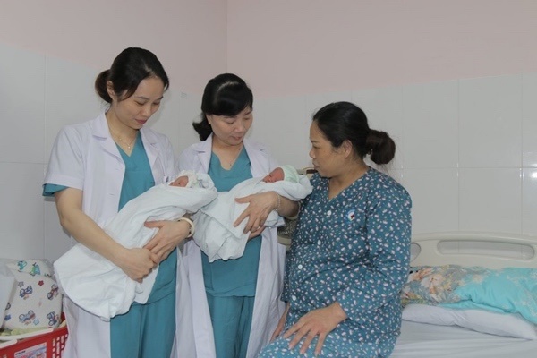 Người phụ nữ sinh đôi ở tuổi 47, sau 21 năm hiếm muộn-2