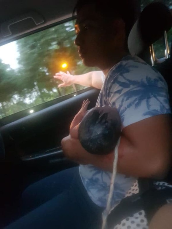 Vợ sinh con trên taxi, anh chồng hoảng loạn làm điều khó hiểu nhưng phản ứng của tài xế mới bất ngờ-1