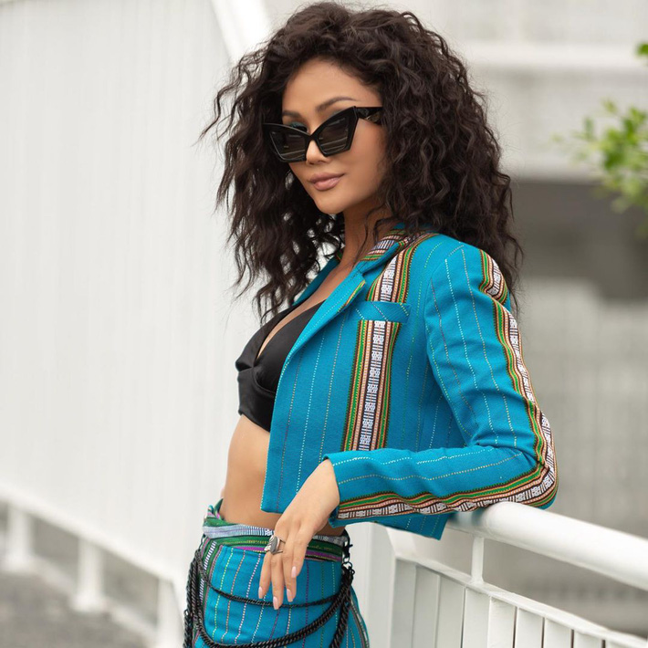 HHen Niê lột xác với kiểu tóc xoăn xù mì của thập niên 90: Tưởng không hợp hóa ra lại hợp không tưởng-2