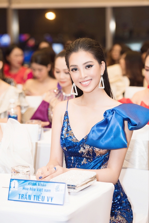 Hoa hậu Tiểu Vy đẹp như nữ thần, hào hứng khi làm giám khảo cuộc thi nhan sắc quốc tế-13