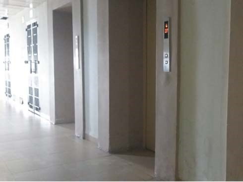 Nghi vấn người đàn ông đuổi theo vào tận thang máy để xâm hại bé gái 10 tuổi