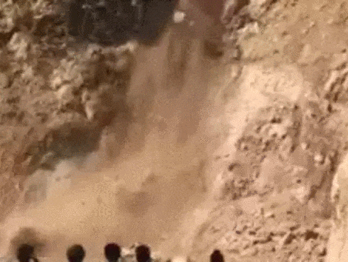 Đang quay phim, người đàn ông kinh hãi vì 8000m3 đá núi đổ sập trước mặt-1