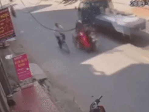 Tài xế ôtô phanh cháy lốp cứu người phụ nữ ngã xe máy tại Hà Nội-1