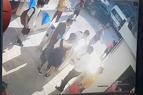 Vụ cháu bé lớp 1 tử vong trên xe đưa đón: Chiếc áo màu đỏ cháu mặc khi lên ô tô đến trường đang ở đâu?-1