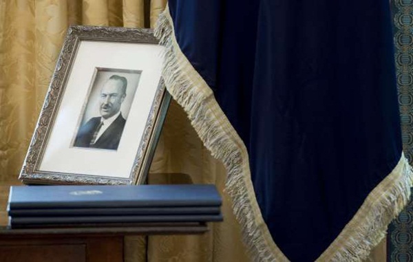 Cuộc đời bi kịch của anh trai Tổng thống Mỹ và nỗi ân hận muộn màng đeo bám ông Donald Trump gần 40 năm qua-4