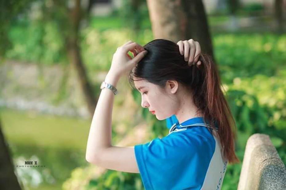 Nữ sinh Bách Khoa gây xôn xao vì đẹp mong manh trong bộ áo quần đồng phục, xem đến ảnh đời thường càng xuất sắc hơn-2