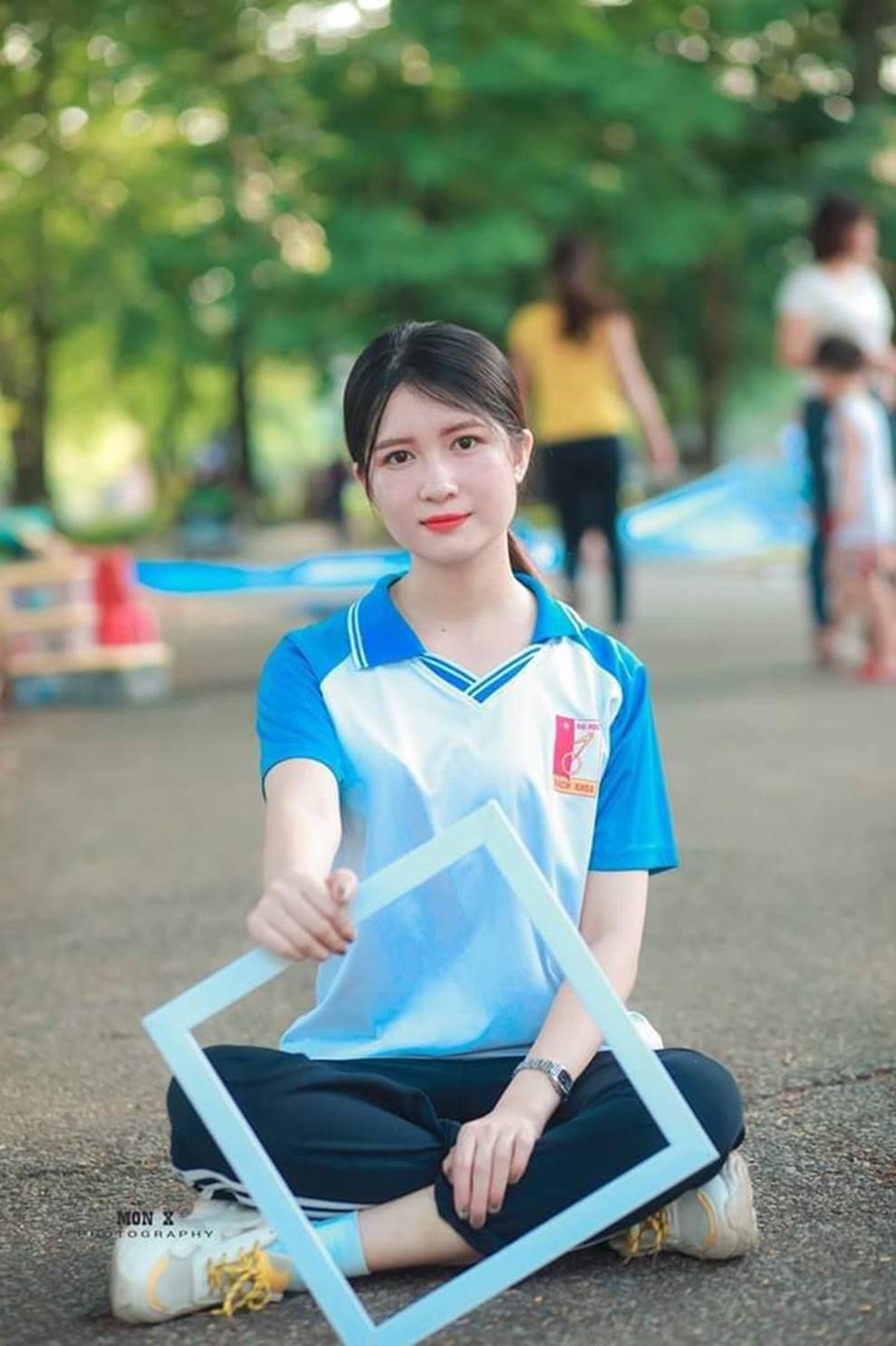 Nữ sinh Bách Khoa gây xôn xao vì đẹp mong manh trong bộ áo quần đồng phục, xem đến ảnh đời thường càng xuất sắc hơn-5