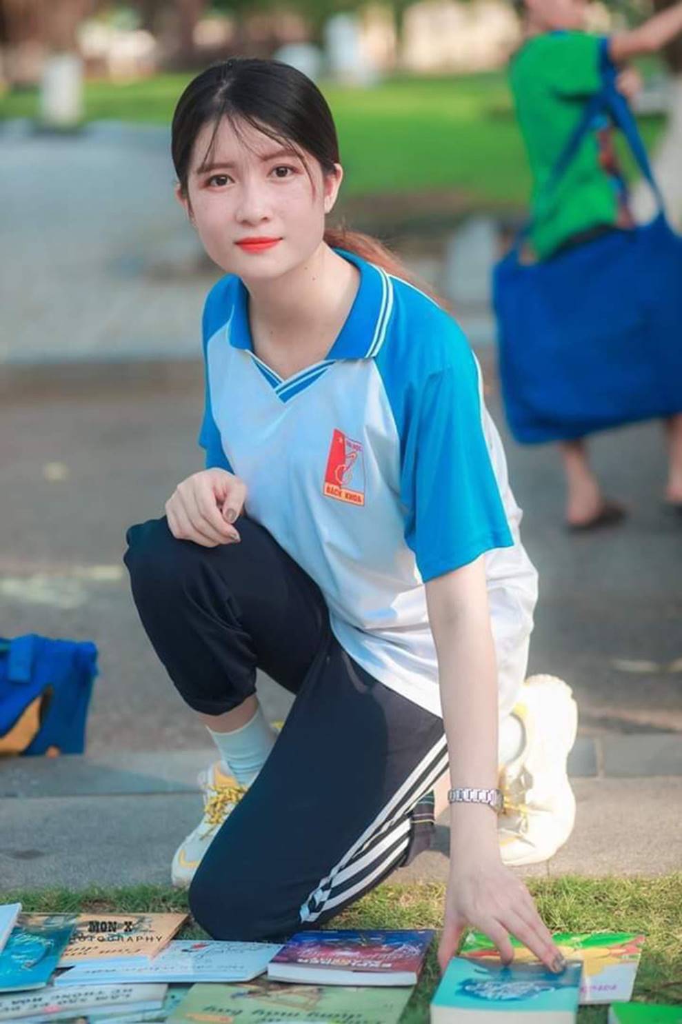 Nữ sinh Bách Khoa gây xôn xao vì đẹp mong manh trong bộ áo quần đồng phục, xem đến ảnh đời thường càng xuất sắc hơn-6