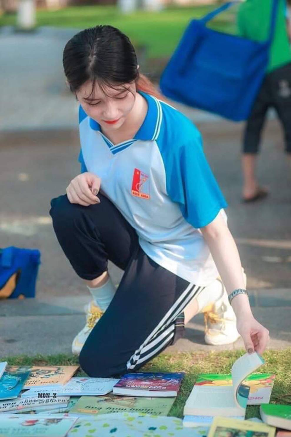 Nữ sinh Bách Khoa gây xôn xao vì đẹp mong manh trong bộ áo quần đồng phục, xem đến ảnh đời thường càng xuất sắc hơn-8