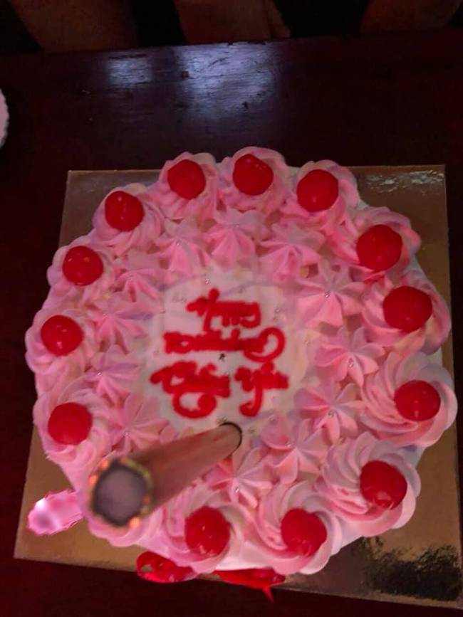 Tin tưởng đặt bạn làm bánh sinh nhật thanh lịch tặng chồng, vợ trẻ nào ngờ phải nhận về thành quả biến dạng, biến màu-3