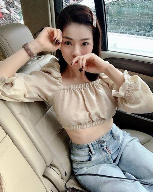 Lệ Quyên U40 vẫn tự tin diện croptop, áo hai dây đẹp mê ly chẳng khác gì gái 20-1