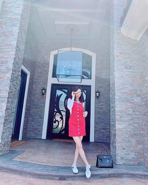 Lệ Quyên U40 vẫn tự tin diện croptop, áo hai dây đẹp mê ly chẳng khác gì gái 20-10