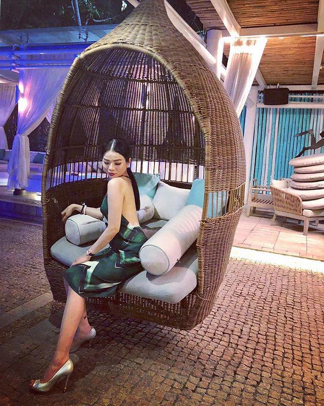 Lệ Quyên U40 vẫn tự tin diện croptop, áo hai dây đẹp mê ly chẳng khác gì gái 20-11