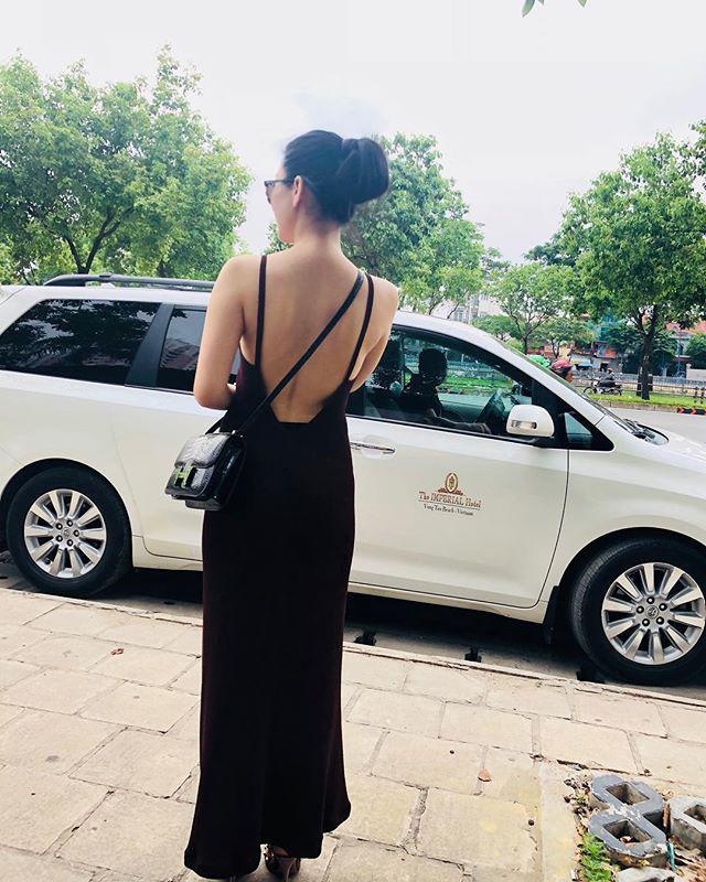 Lệ Quyên U40 vẫn tự tin diện croptop, áo hai dây đẹp mê ly chẳng khác gì gái 20-12