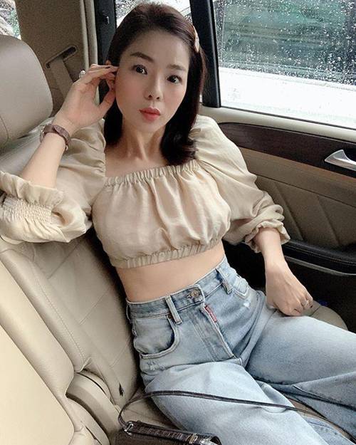 Lệ Quyên U40 vẫn tự tin diện croptop, áo hai dây đẹp mê ly chẳng khác gì gái 20-2