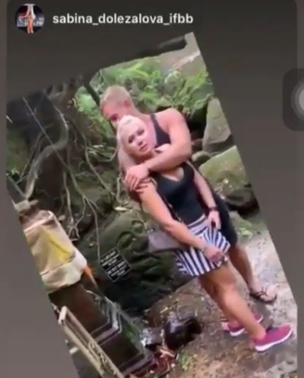 Cặp đôi hot Instagram khiến dư luận phẫn nộ vì dám dùng nước thiêng ở Bali để rửa mông-1