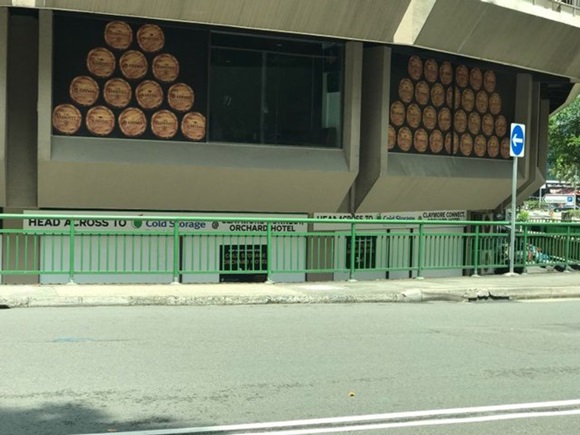 Cặp đôi mây mưa trên cầu đi bộ, phát ra âm thanh khó chịu khiến người xung quanh choáng váng-2