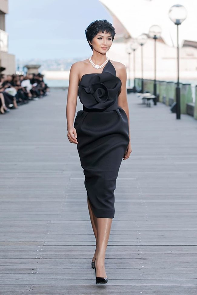 3 cô gái dân tộc Ê Đê, Khmer nổi tiếng đẹp lạ, có người lọt top nhan sắc thế giới-2