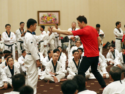 Tung cú đòn có uy lực khủng khiếp, võ sĩ lập tức cho đối thủ bất động cứng người-3