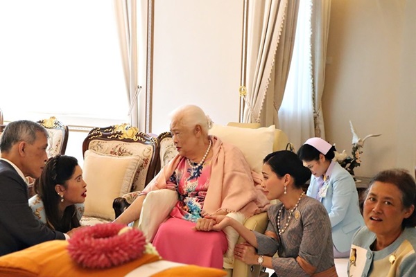 Hoàng hậu Thái Lan xuất hiện rạng rỡ bên cạnh Quốc vương vào ngày quốc lễ, được mẹ chồng nắm tay tình cảm trong khi vợ lẽ mất hút khó hiểu-10