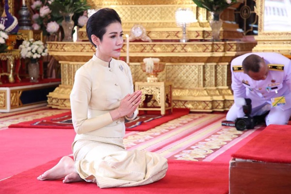 Hoàng hậu Thái Lan xuất hiện rạng rỡ bên cạnh Quốc vương vào ngày quốc lễ, được mẹ chồng nắm tay tình cảm trong khi vợ lẽ mất hút khó hiểu-11