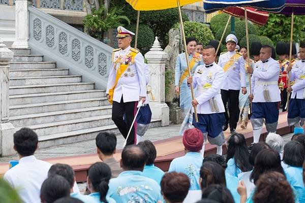 Hoàng hậu Thái Lan xuất hiện rạng rỡ bên cạnh Quốc vương vào ngày quốc lễ, được mẹ chồng nắm tay tình cảm trong khi vợ lẽ mất hút khó hiểu-2