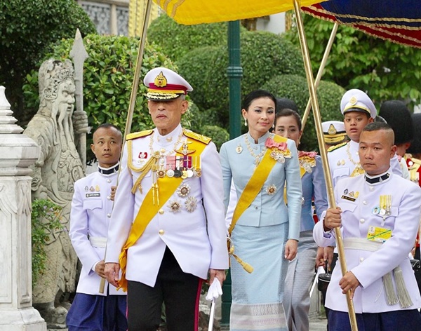 Hoàng hậu Thái Lan xuất hiện rạng rỡ bên cạnh Quốc vương vào ngày quốc lễ, được mẹ chồng nắm tay tình cảm trong khi vợ lẽ mất hút khó hiểu-4