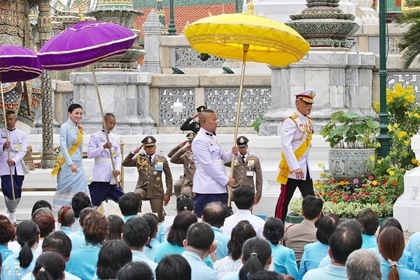 Hoàng hậu Thái Lan xuất hiện rạng rỡ bên cạnh Quốc vương vào ngày quốc lễ, được mẹ chồng nắm tay tình cảm trong khi vợ lẽ mất hút khó hiểu-5