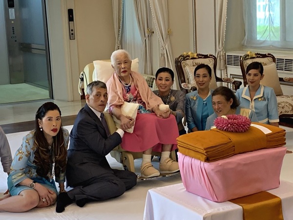 Hoàng hậu Thái Lan xuất hiện rạng rỡ bên cạnh Quốc vương vào ngày quốc lễ, được mẹ chồng nắm tay tình cảm trong khi vợ lẽ mất hút khó hiểu-6