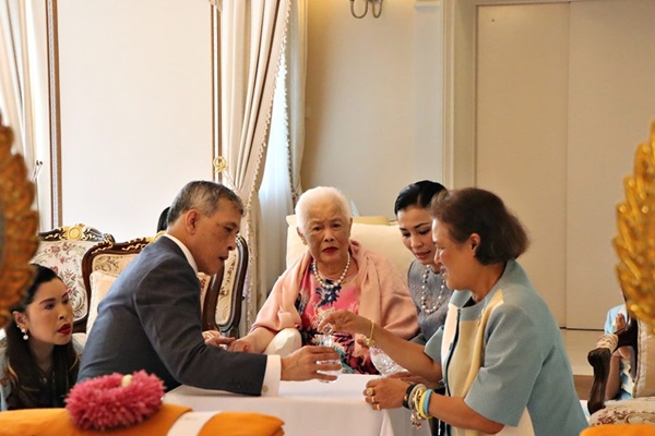 Hoàng hậu Thái Lan xuất hiện rạng rỡ bên cạnh Quốc vương vào ngày quốc lễ, được mẹ chồng nắm tay tình cảm trong khi vợ lẽ mất hút khó hiểu-7