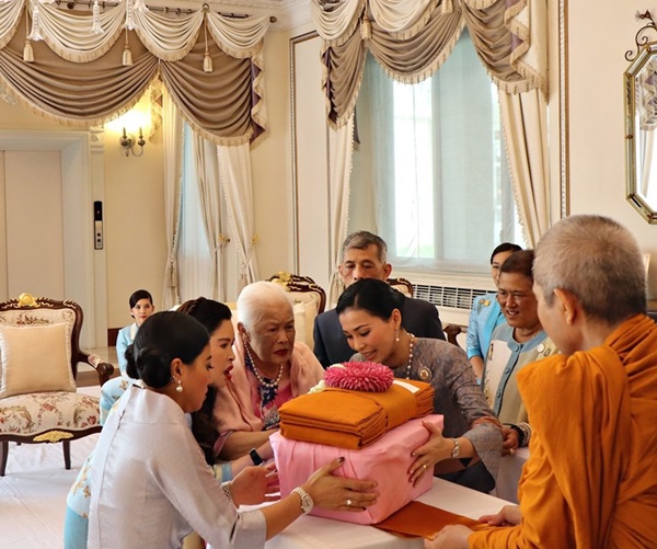 Hoàng hậu Thái Lan xuất hiện rạng rỡ bên cạnh Quốc vương vào ngày quốc lễ, được mẹ chồng nắm tay tình cảm trong khi vợ lẽ mất hút khó hiểu-8